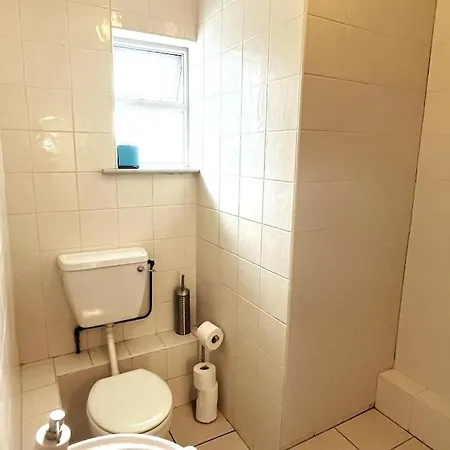 Centrally Located Two Bed - Sleeps Four Apartment *