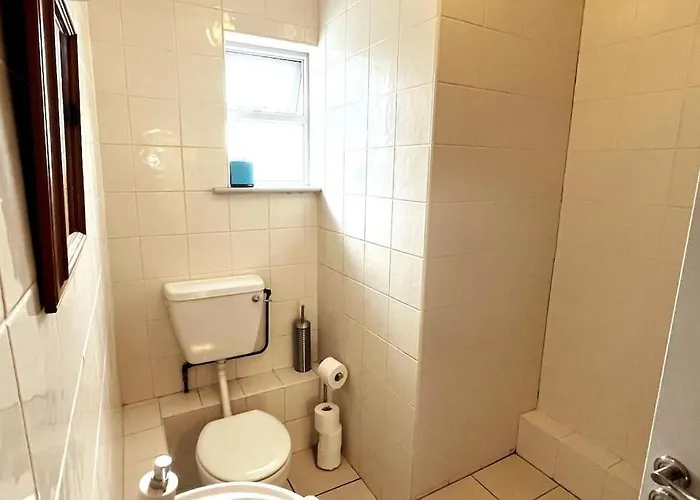 Centrally Located Two Bed - Sleeps Four Apartament *